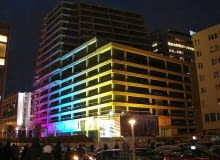 Iluminacja betonowego szkieletu przyszłego wieżowca w dniu wznowienia budowy; 10 grudnia 2010 roku. Iluminacja betonowego szkieletu w dniu wznowienia budowy; 10 grudnia 2010 roku.