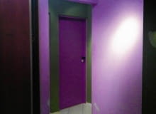 <B>Pani domu zaakceptowała zieleń na ścianach przedpokoju, wybraną przez partnera. On natomiast zgodził się pozbyć sporej liczby części od rowerów, które trzymał w tym pomieszczeniu.</B> <BR /><B>PRZED ZMIANĄ:</B> Fiolet na ściany wybrała kiedyś gospodyni. Zgodziła się jednak z domownikami, że w niedużym przedpokoju ta barwa działa przygnębiająco.