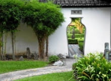 Do ogrodu miłośnika orientalnych klimatów wkracza się często przez Księżycową Bramę - otwór w murze prowadzący do kolejnej części ogrodu lub tylko akcentujący ładny widok. Ten motyw zaczerpnięty z chińskiej architektury ogrodowej symbolizuje przejście do innego świata. Księżycowa Brama zwykle jest okrągła, ale może przybierać inne formy - tu ma kształt amfory. Aby można było z niej wygodnie korzystać, musi mieć szerokość minimum 90 cm. s