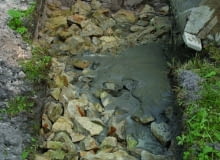 Prostą lecz solidną wędzarnię z kanałem dymnym możemy wykonać samodzielnie. Na zdjęciu: Krok 1. Wykonujemy wykop pod fundament komina (głębokości ok. 30 cm) i pod kanał dymny (dł. 1,5 m i szer. 30 cm) wypełniamy tłuczniem i zalewamy betonem. wędzarnia