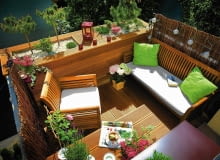 BALKON znajduje się na trzecim piętrze budynku wielorodzinnego. Z dwóch stron jest osłonięty bambusowymi matami, z jednej - dużą drewnianą skrzynią zrobioną na wymiar. Posadzono w niej m.in. sosnę, dwie kosodrzewiny w formie drzewek, miniaturowe azalie oraz irgę. balkon, meble na taras