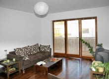 <B>Gospodarze nie robili nieprzemyślanych zakupów. Mieszkali skromnie, zbierając środki, które wystarczyłyby na całościową aranżację wnętrza. Warto było poczekać.</B> <BR /> METAMORFOZA SALONU. PRZED ZMIANĄ. W pokoju nie było miłej atmosfery, niezbędnej do wypoczynku. Wnętrze wydawało się puste, a umeblowanie - dość przypadkowe. 14.06.2011 WARSZAWA SESJA WNETRZE , METAMORFOZA PRZED NA ZDJECIU WNETRZE , POKOJ DZIENNY STYLIZACJA KLARA KOWTUN DLA CZASOPISMA CZTERY KATY FOT. ARKADIUSZ SCICHOCKI / AGENCJA GAZETA SLOWA KLUCZOWE: METAMORFOZA PRZED POKOJ DZIENNY