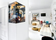 Na narożniku szafy nietypowo zamontowana reprodukcja obrazu 'Pin Ball' Charlesa Bella. Biała sofa marki Iker, lampa Successful Living marki Diesel Home Collection. Obicia poduch szyte ręcznie przez właścicielkę. Na narożniku szafy nietypowo zamontowana reprodukcja obrazu 'Pin Ball' Charlesa Bella. Biała sofa marki Iker, lampa Successful Living marki Diesel Home Collection. Obicia poduch szyte ręcznie przez właścicielkę.