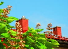 Zanim zbudujemy komin, musimy wiedzieć, jaki konkretny typ kotła będzie z nim współpracował. Pozwoli to dobrać odpowiedni materiał i przekrój kanałów, dopasować wysokość wlotu do kanału kominowego oraz sposób doprowadzania powietrza i odprowadzenia skroplin. Zasada powinna być taka: najpierw wybieramy kocioł, kominek i podgrzewacz wody, a dopiero później "dopasowujemy" do nich komin. Zanim zbudujemy komin, musimy wiedzieć, jaki konkretny typ kotła będzie z nim współpracował. Pozwoli to dobrać odpowiedni materiał i przekrój kanałów, dopasować wysokość wlotu do kanału kominowego oraz sposób doprowadzania powietrza i odprowadzenia skroplin. Zasada powinna być taka: najpierw wybieramy kocioł, kominek i podgrzewacz wody, a dopiero później "dopasowujemy" do nich komin.