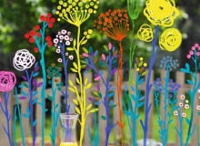 Ozdoby okna zaproponowane przez naszą stylistkę, podświetlone słońcem, wyglądają jak witraże. Do ich zrobienia nie potrzeba jednak ani kolorowego szkła, ani ramek z ołowiu. Wycina się je z folii albo maluje. Prosto i efektownie! Kwitnąca łąka na oknie. Można ją namalować bezpośrednio na szybie, lepiej jednak nakleić - łatwiej ją zdejmiemy, gdy się nam opatrzy. Wzór malujemy na folii (np. plastikowej koszulce), używając specjalnych farb witrażowych o konsystencji żelu (sklepy dla plastyków i papiernicze, cena 44 zł za 12 kolorów). Gdy malowidło wyschnie (po 12 godz.), folię przyciskamy do szy-by, a potem ostrożnie ją zdejmujemy, tak by motywy zostały na szkle.