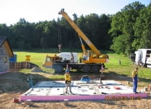 Budowa domu z prefabrykatów. Etap pierwszy - przygotowanie fundamentów. Już na tym etapie trzeba znać rozplanowanie urządzeń w łazienkach i kuchni domu, aby w podłodze na gruncie wyprowadzić instalacje w odpowiednie miejsca