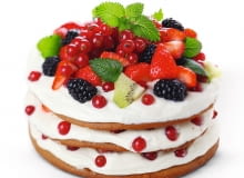 Torcik owocowo-śmietanowy ozdobiony listkami mięty. Torcik owocowo-śmietanowy ozdobiony listkami mięty.