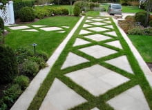 W KRATKĘ Aby uzyskać taki efekt, na betonowej podbudowie wzmocnionej siatką zbrojeniową układamy duże płyty, pozostawiając między nimi przerwy wypełnione ziemią kompostową (w której wysiewamy trawę). Płyty przyklejamy do podbudowy mrozoodporną zaprawą klejową. Najlepsze są płyty z warstwą wykończeniową typu terrazzo (ze wzmocnionym betonem od spodu, a polerowaną warstwą cementu i kruszywa od góry), z powierzchnią zabezpieczoną przed poślizgiem (płomieniowaną, żłobkowaną lub matowaną). W KRATKĘ Aby uzyskać taki efekt, na betonowej podbudowie wzmocnionej siatką zbrojeniową układamy duże płyty, pozostawiając między nimi przerwy wypełnione ziemią kompostową (w której wysiewamy trawę). Płyty przyklejamy do podbudowy mrozoodporną zaprawą klejową. Najlepsze są płyty z warstwą wykończeniową typu terrazzo (ze wzmocnionym betonem od spodu, a polerowaną warstwą cementu i kruszywa od góry), z powierzchnią zabezpieczoną przed poślizgiem (płomieniowaną, żłobkowaną lub matowaną).