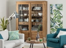 drewniane meble, brązowe meble, aranżacja wnętrz, kolory ścian