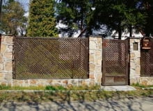 Ogrodzenie ażurowe - nie zapewnia intymności właścicielom, ale nie daje też osłony złodziejowi, ktory przedostanie się na teren posesji. Ogrodzenie ażurowe - nie zapewnia intymności właścicielom, ale nie daje też osłony złodziejowi, ktory przedostanie się na teren posesji.