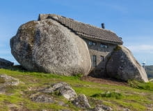 Casa do Penedo - kamienny dom w Portugalii.