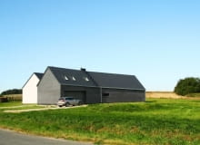 Dom został zaprojektowany dla czteroosobowej rodzinny. Jego właściciele niezwykle cenią sobie wygodę i przestrzeń, dlatego architekci starali się zapewnić im jak największy kontakt z naturą. Wnętrza domu płynnie przenikają się z ogrodem, poprzez spore przeszklenia i umiejętne usytuowanie brył. Dom jednorodzinny pod Wrocławiem, projektu Major Architekci