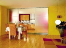 Drzwi przesuwne zawieszone na górnej szynie - nie zarysują podłogi i umożliwią wymianę powietrza WNETRZE - DRZWI PRZESUWANE Z NIEPRZEJRZYSTEGO SZKLA FOT. RAUMPLUS DO JEDNORAZOWEJ PUBLIKACJI PUBLIKACJA LADNY DOM NR 6 (56) - 6.2003