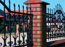 Ogrodzenie z podmurówką i słupkiem z cegły klinkierowej cegła klinkierowa, ogrodzenie