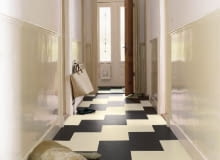 Kiedyś powszechnym rozwiązaniem, ułatwiającym utrzymanie ścian w korytarzach w czystości były lamperie, sprawdzają się i dzisiaj, chociaż raczej nie we wnętrzach nowoczesnych korytarz, przedpokój, aranżacja wnętrz