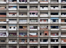 Wertykalna Fawela - niedokończony wieżowiec Torre David w Caracas, który zasiedlili bezdomni. Przykład architektury powstającej spontanicznie w oparciu o relacje międzyludzkie. Wertykalna Fawela - wieżowiec Torre David w Caracas, przykład architektury powstającej spontanicznie w oparciu o relacje międzyludzkie.