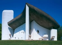 Notre-Dame du Haut w Ronchamp we Francji, proj Le Corbusier .Notre-Dame du Haut w Ronchamp we Francji, proj Le Corbusier