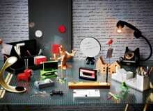 Na biurku wiele się dzieje i nie jest nudno. Są samochody na spinacze, ptaszki na notatki i domki na pisaki. Jak widać producenci zadbali, abyśmy pracowali z przyjemnością. Nie tylko w uporządkowanym, ale także i zabawnym otoczeniu. <BR /> WZORNICTWO. Od lewej: <BR /> 1. Tablica magnetyczna, 25 x 35 cm, 19,90 zł IKEA <BR /> 2. Stojak na notatki (ptaszek), plastik, 29 zł Qualy <BR /> 3. Przybornik, prasowany papier, 39,99 zł IKEA <BR /> 4. Notesy papierowe, 26 zł/3 szt. pakamera.pl <BR /> 5. Uchwyt na notatki (drzewko), drewno, 76 zł Reset <BR /> 6. Kalkulator i dziurkacz, metal i plastik, po 89 zł/szt. Lexon <BR /> 7. Przybornik, plastik i metal, 36 zł J-me <BR /> 8. Lampa biurkowa, filc, korek, 59 zł pakamera.pl <BR /> 9. Podajnik taśmy klejącej, stal, aluminium, 182 zł rossi.pl <BR /> 10. Magnes na spinacze, stal, 110 zł CzerwonaMaszyna.pl <BR /> 11. Tabliczka na notatki, z pisakiem, plastik, 69 zł rossi.pl <BR /> 12. Stojak na notatki (ptaszek), plastik, 29 zł Qualy <BR /> 13. Lampa biurkowa z telefonu, na zamówienie Le Pukka <BR /> 14. Przybornik, drewno, 66 zł Reset <BR /> 15. Podajnik taśmy klejącej, plastik, 59 zł rossi.pl <BR /> 16. Przybornik, porcelana, 248 zł Seletti <BR /> 17. Przybornik, drewno, 159 zł pakamera.pl <BR /> 18. Podstawka na spinacze, plastik, 32 zł Qualy <BR /> 19. Tabliczka do pisania z pisakiem, ceramika, 64 zł J-me <BR /> 20. Płaski długopis-zakładka, plastik, 19 zł/szt. Bobino <BR /> W tle fototapeta Listy, 100 x 100 cm, 162 zł Dekornik 25.07.23014 , Warszawa , wnetrza , wzornictwo . temat przyborniki biurowe , sesja dla : Cztery Katy , stylizacja Beata Drzewosowska . Fot. Michal Mutor SLOWA KLUCZOWE: WNETRZA DEKORACJE