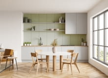 Pionowe podziały laminowanych płyt na ścianie przywodzą na myśl motyw deskowania z prowansalskich kuchni. Pastelowa zieleń (płyta Avocado U12188) i szarość (płyta Szary Jasny U12188) z dodatkiem drewna tworzą ciepły klimat wnętrza. Pionowe podziały laminowanych płyt na ścianie przywodzą na myśl motyw deskowania z prowansalskich kuchni. Pastelowa zieleń (płyta Avocado U12188) i szarość (płyta Szary Jasny U12188) z dodatkiem drewna tworzą ciepły klimat wnętrza.