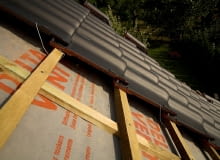 Na trwałość pokrycia wpływa m.in. prawidłowa wentylacja, ochrona przed wilgocią i klamrowanie Na trwałość pokrycia wpływa m.in. prawidłowa wentylacja, ochrona przed wilgocią i klamrowanie