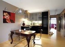 Odporny na uszkodzenia bambusowy parkiet został położony i w pokoju, i w kuchni. Wybrano go m.in. ze względu na ostre pazury czworonożnych domowników (psa i kota).