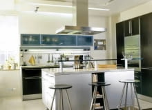 Są bardzo ciekawym elementem architektonicznym wnętrz. Pozwalają także poprawić ich funkcjonalność, optycznie kształtują przestrzeń. <BR /> SUFITY PODWIESZANE. Obniżony sufit kryje ciąg wentylacyjny biegnący górą. Jednocześnie zdecydowanie poprawia proporcje tego dość wysokiego wnętrza. WNETRZA KUCHNIE MEBLE