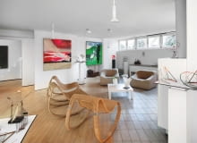 W miejscu małych pokoi powstała przestrzeń idealna do ekspozycji sztuki: futurystycznych rzeźb Piotra Kamlera i kolorowych płócien Teresy Pągowskiej.