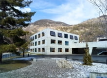 W dzisiejszej fotogalerii prezentujemy szkołę w Volleges w Szwajcarii. Awangardowy i niezwykle minimalistyczny projekt powstał w pracowni Savioz Fabrizzi Architectes. Posłalibyście swoje dziecko do tej betonowej szkoły? Szkoła w Volleges w Szwajcarii. Savioz Fabrizzi Architectes