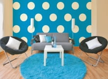 Najmodniejsze są teraz tapety o dużych, wyrazistych deseniach, które od razu rzucają się w oczy. Stwarzają one ciekawe możliwości dekorowania wnętrz, ale też wymagają starannego dobierania innych elementów wystroju.<br/> Dots Blue, samoprzylepna, laminowana, 100 zł/m kw., artofwall.com.pl Najmodniejsze są teraz tapety o dużych, wyrazistych deseniach, które od razu rzucają się w oczy. Stwarzają one ciekawe możliwości dekorowania wnętrz, ale też wymagają starannego dobierania innych elementów wystroju.<br/> Dots Blue, samoprzylepna, laminowana, 100 zł/m kw., artofwall.com.pl