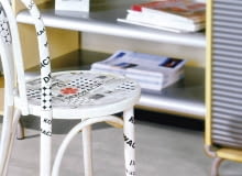 KRZESLO OKLEJONE KAWALKAMI ZADRUKOWANYCH STRON Z CZASOPISM ARANZACJA - MARTA DZIKOWSKA - LUCZYWO , KINGA ANNA - KLOSINSKA FOT. MARIUSZ PIETRON PUBLIKACJA CZTERY KATY NR 9 (144) - 9.2003 SLOWA KLUCZOWE: MEBLE STOCKOWE ZDJĘCIE DO WKŁADKI: PUBLIKACJA CZTERY KATY NR 9 (144) - CZASOPISMA