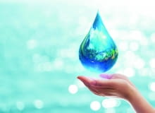 Odprowadzanie wody deszczowej z powierzchni zadaszonych, a następnie zmagazynowanie jej w gruncie w obrębie posesji pozwala na zachowanie naturalnego obiegu wody i jej efektywne oraz ekonomiczne zagospodarowanie. Woda na wagę złota