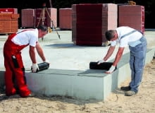 Układanie poziomej izolacji przeciwwilgociowej 21.07.2009 WIAZOWNA ( WIAiZOWNA ) - BUDOWA DOMU Z PUSTAKA POROTHERM FIRMY WIENERBERGER . UL KOSCIELNA FOT. BRUNO FIDRYCH +48 600 83 82 82