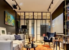 W KĄCIKU WYPOCZYNKOWYM można rozmawiać, patrzeć na obrazy oraz oglądać filmy na wygodnym aksamitnym w dotyku fotelu z Kare Design i sofie z Com40.