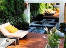 Iluzja doskonała - w umocowanym do muru lustrze przegląda się zbiornik wodny i kącik do wypoczynku. taras, lustro