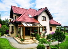 Dach a przepisy Zgodnie z obowiązującymi warunkami technicznymi współczynnik przenikania ciepła U dla dachu i stropodachu nie może przekraczać 0,20 W/(m2K). Wartość ta zmieni się od 2021 roku na lepszą i będzie wynosić 0,15 W/(m2K). Dach a przepisy Zgodnie z obowiązującymi warunkami technicznymi współczynnik przenikania ciepła U dla dachu i stropodachu nie może przekraczać 0,20 W/(m2K). Wartość ta zmieni się od 2021 roku na lepszą i będzie wynosić 0,15 W/(m2K).