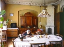 Starsi ludzie zazwyczaj nie lubią radykalnych zmian, nowych mebli i nowinek technicznych. Dlatego jeśli tworzymy nowy dom dla całej rodziny, najlepiej jest część dla seniorów urządzić podobnie jak ich poprzednie siedziby. WNETRZE , STARSZA PANI EMERYTKA