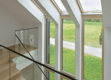 Maksimum szkła i jak najmniej zbędnych okuć, czyli samonośny system punktowy mocowania balustrady do boku to najlepsze rozwiązanie na schody i antresole.
