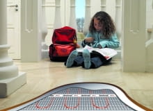 Zaletą maty grzejnej jest m.in. to, że można ja ułożyć nie tylko w nowym, ale i remontowanym domu, nawet na starych płytkach ceramicznych, jeśli mocno trzymają się podłoża Zaletą maty grzejnej jest m.in. to, że można ja ułożyć nie tylko w nowym, ale i remontowanym domu, nawet na starych płytkach ceramicznych, jeśli mocno trzymają się podłoża