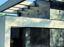 W bardzo bliskim sąsiedztwie lasu powstał dom jednorodzinny, który jest żywym dowodem na to, jak budynki z katalogu potrafią nawiązywać niepowtarzalną relację z mieszkańcami i z otoczeniem.