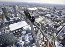 Montaż zwieńczenia Złotej 44 Montaż zwieńczenia Złotej 44