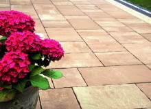 Imola/LIBET Kostki o melanżowych barwach wymiary: 21,9; 32,9; 43,9; 54,9/32,9 cm, gr. 6 cm kolory: karbonowy, muszelkowy, tytanowy, pastello, kasztanowy. Cena: 66,42 zł/m2, www.libet.pl