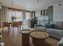 Światło, drewno i zieleń: współczesny azyl w sercu Jeżyc