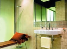 <B>Czym jest spa? Przede wszystkim nazwą belgijskiego miasta-uzdrowiska z terapeutycznymi gorącymi źródłami. Nazwa ta jest dzisiaj utożsamiana z ośrodkami zajmującymi się leczeniem wodą i przy użyciu wody. Taki ośrodek możemy mieć w domu - w odpowiednio wyposażonej i zaaranżowanej łazience.</B> <BR >ŁAZIENKA - POKÓJ KĄPIELOWY. To nie jest zwykła łazienka. To raczej salonik kąpielowy, w którym można nie tylko zadbać o higienę, ale również wypocząć po całym dniu. Naturalna kolorystyka, nastrojowe oświetlenie, przemyślane dekoracje i meble tworzą atmosferę sprzyjającą relaksowi. <BR >Pani domu ma w łazience swój azyl - leżanka z odpornego na wilgoć drewna tekowego, wsparta na smukłych stalowych nogach, zapewnia wygodę i umożliwia spokojny, niczym niezmącony relaks, np. z maseczką na twarzy. LAZIENKA STYLIZACJA ANNA KEPINSKA-FRACKOWIAK FOT. SLAWOMIR FRACKOWIAK PUBLIKACJA CZTERY KATY NR 9 (155) - 9.2004 SLOWA KLUCZOWE: LAZIENKI WNETRZA