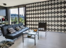 <B>Płytki ceramiczne.</B> Ściany w salonie to nietypowe miejsce na płytki ceramiczne. Bogaty wybór nowych wzorów, powoduje jednak, że z powodzeniem można je położyć także w pokoju dziennym. Szczególnie jeśli wystrój ma nawiązywać do określonego stylu, np, marokańskiego. płytki ceramiczne, dekoracja salonu, ściany w salonie