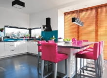 Zamiast wprowadzać stół, specjalnie rozbudowano zabudowę kuchenną