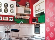 Wnętrza. Styl wnętrza podkreślają dodatki, np. kafel z pieca dziadków i stara łopata do pieca chlebowego. Kuchnia jest bardzo wysoka, dlatego podniesiono poziom podłogi, by pod nią urządzić schowek. 04.02.2009