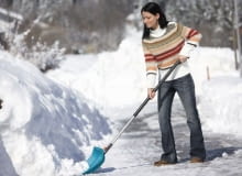 W razie ewentualnego wypadku przechodnia (np. złamania ręki lub nogi) na oblodzonym chodniku, to właściciel nieruchomości będzie pociągnięty do odpowiedzialności odszkodowawczej.