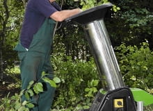 W rozdrobniarce można pociąć zarówno suche, jak i świeżo ścięte gałęzie.