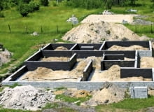 Zwykle wystarczającą ochronę ścian fundamentowych zapewnia pomalowanie ich lepikiem fot.Grzegorz Otwinowski