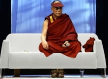 Unikalny egzemplarz sofy lemming, który posłużył samemu Dalajlamie podczas jego wizyty w Polsce w 2008 r. Unikalny egzemplarz sofy lemming, który posłużył samemu Dalajlamie podczas jego wizyty w Polsce w 2008 r.